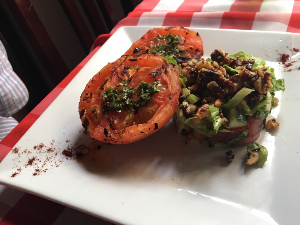 Guarniciones de Tomate a la Parrilla y Ensalada